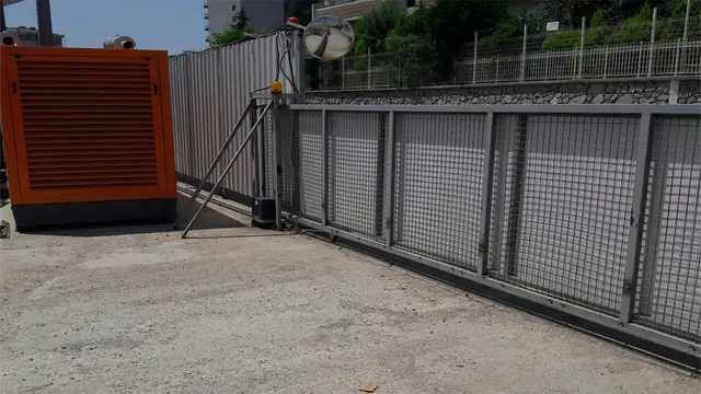 Fabrika girişinde tel panelli yana kayar bahçe kapısı