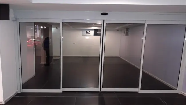 Ofis girişinde dört kanatlı fotoselli otomatik kayar cam kapı