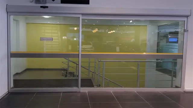 İş yeri girişinde iki kanatlı fotoselli otomatik cam kapı
