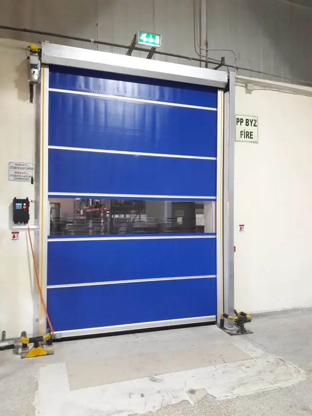 Tesis içinde yukarı sarmalı mavi hızlı PVC kapı