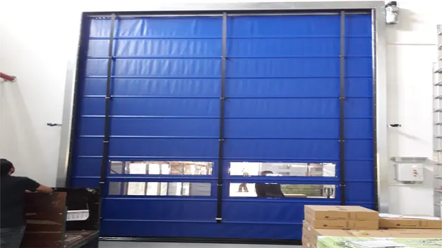 Depo girişinde mavi hızlı PVC kapı